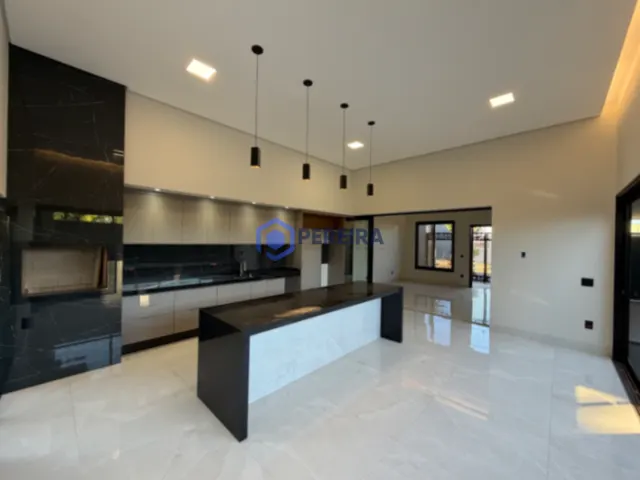 Casa à Venda - 3 Dormitórios e 2 Suítes - Região Privilegiada